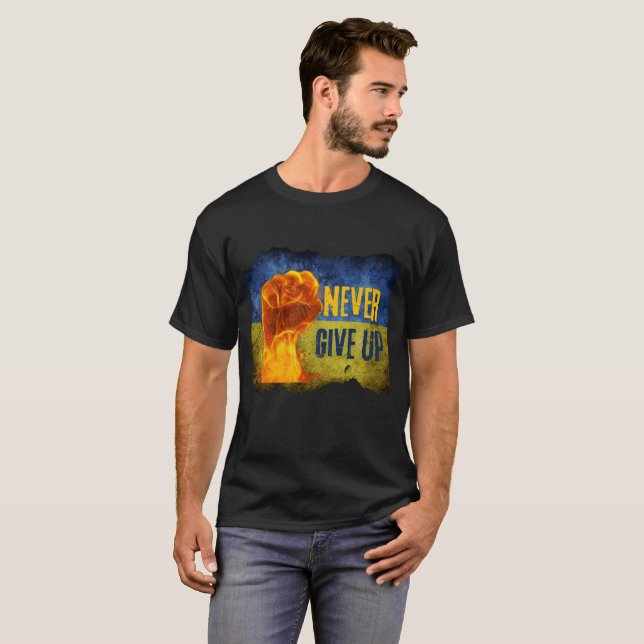 Gib niemals die Ukraine auf, die Flammen zu frönen T-Shirt (Vorne ganz)