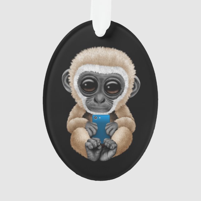 Gibbon mignon de bébé tenant un noir de téléphone (dos)
