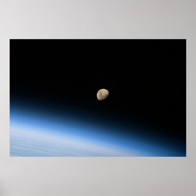 Gibbous Moon aus dem Orbit Print Poster (Vorne)