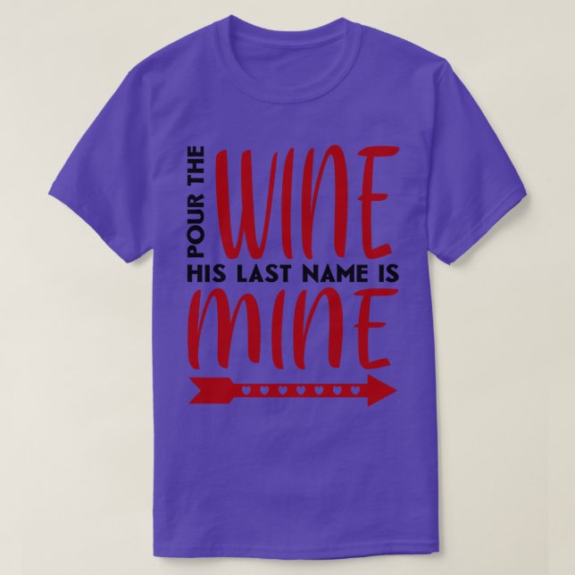 Gießen Sie den Wein seinen Nachnamen meinen 1 T-Shirt (Design vorne)