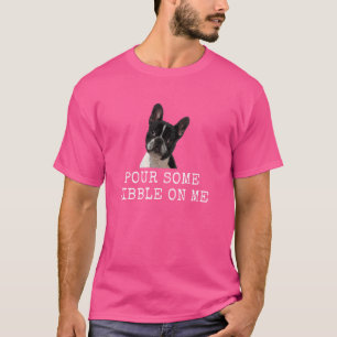 Gießen Sie mir ein bisschen Kibble auf die lustige T-Shirt