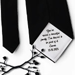 Gift des Vaters auf dem Rechtsweg von Bride Neck T Krawatte<br><div class="desc">Erinnern Sie sich an Ihren Schwiegervater,  indem Sie ihm diese personalisierte Brautvater-Krawatte mit einer personalisierten Nachricht mit Ihrem Namen und Ihrem Hochzeitstag schenken. Geben Sie den Namen und das Datum ein,  das in einem benutzerdefinierten Bereich gedruckt werden soll. Erstaunen Sie ihn auch mit dieser süßen Geste als Vatertagsgeschenk</div>