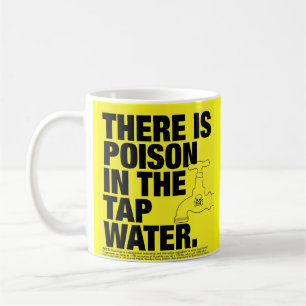 Gift im angestochenewasser kaffeetasse