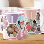 Gigi 5 Foto Editable 4 Letter Bee and Honeycomb Kaffeetasse<br><div class="desc">Honigwabenkaffee-Tasse, personalisiert mit 5 Ihrer Lieblings-Fotos und gedruckt mit einem 4-Buchstaben-Namen, wie z.B. GIGI. Das Design ist mit einer Collage aus Wabenkrauben in einer sommerlichen Sorbet-Farbpalette aus lila Rosa und Pfirsich mit einer niedlichen kleinen Biene gestaltet. Wenn Sie gewollt haben, die Farben zu ändern, klicken Sie auf "Weiter anpassen" und...</div>
