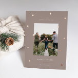 Gilded Forest | Elegantes Weihnachts-Foto Folien Feiertagskarte<br><div class="desc">Ein modernes und elegantes Weihnachtskartendesign mit einem senkrechten Single auf einem neutralen taupe Hintergrund,  gepaart mit Rose Goldfolie-Kiefern. Personalisieren Sie mit Ihrem individuellen Urlaubsgruß,  Familiennamen und dem Jahr darunter.</div>
