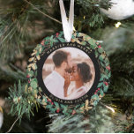 Gilded Greenery Black Verheiratet und Merry Two Fo Ornament<br><div class="desc">Dieser prächtige, frisch vermählte Sake-Ornament besticht durch einen üppigen, festlichen Kranz aus goldenen Blätter, Weihnachtsgrün und roten Heiligbeeren auf einem modernen schwarzen Hintergrund. Ihr persönliches Hochzeitsfest-Foto geht in die Mitte mit den Worten "Verheiratet und fröhlich", und es gibt sogar einen Platz für Ihren Namen. Ein zweites Foto geht auf die...</div>