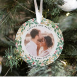 Gilded Greenery White Verheiratet und Merry Two Fo Ornament<br><div class="desc">Dieser prächtige, frisch vermählte Sake-Ornament besticht durch einen üppigen, festlichen Kranz aus goldenen Blätter, Weihnachtsgrün und roten Heiligbeeren auf einem modernen, weißen Hintergrund. Ihr persönliches Hochzeitsfest-Foto geht in die Mitte mit den Worten "Verheiratet und fröhlich", und es gibt sogar einen Platz für Ihren Namen. Ein zweites Foto geht auf die...</div>