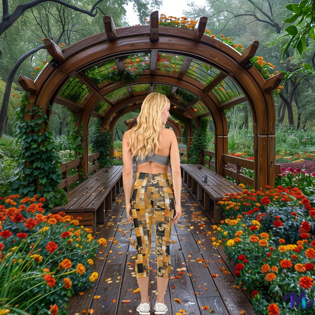 Gilded Patchwork: Luxuriöse geometrische Muster Capri Leggings (Von Creator hochgeladen)