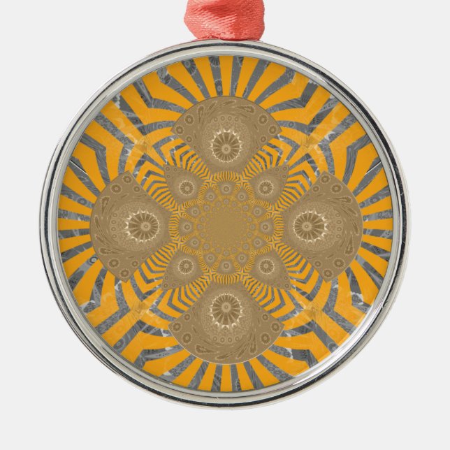 Gilded Zephyr: Eleganz in Golden Yellow & Chrome Silbernes Ornament (Vorne)