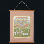 Gilmore Girls | The Dragonfly Inn & Restaurant Wandteppich Mit Holzrahmen<br><div class="desc">Genießen Sie den einladenden Komfort des Dragonfly Inn mit dieser eleganten Illustration der eleganten Bed & Breakfast-Unterkunft. Umgeben von blühenden Blume und der bezaubernden Fassade des Gasthauses ist dieses Design perfekt für eine große Auswahl an Produkten. Es ist die perfekte Art, die Gastfreundschaft und das Herz von Stars Hollow zu...</div>