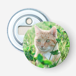 Ginger Cat with Green Eyes in Grass Flaschenöffner