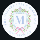 Ginger Jar & Christmas Berries Monogram-Adresse Runder Aufkleber<br><div class="desc">Dieser Aufkleber hat ein präliges,  großtausendjähriges Design mit einem Weihnachtsgeschenk mit einem Chinoiserie Ingwer,  umgeben von Beeren. Sie können Ihre persönlichen Daten mit Ihrem Namen und Ihrer Adresse versehen.</div>
