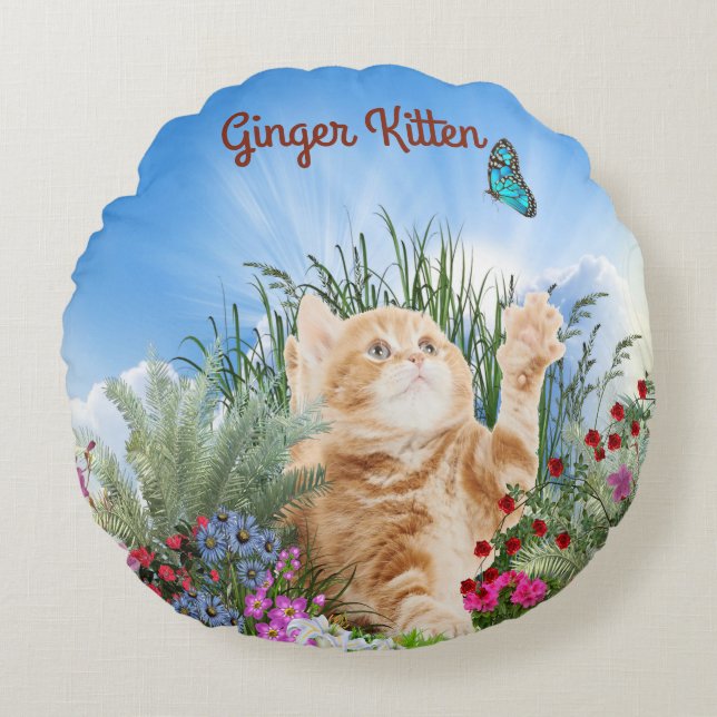Ginger Kätzchen spielt mit Schmetterling Rundes Kissen (Vorderseite)