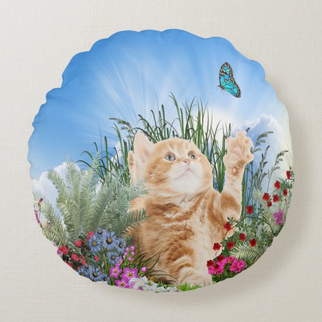 Ginger Kätzchen spielt mit Schmetterling Rundes Kissen (Vorderseite)