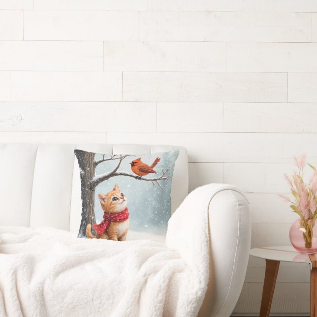 Ginger Kitty sieht sich einen Winter-Kardinal an Kissen (Liege)