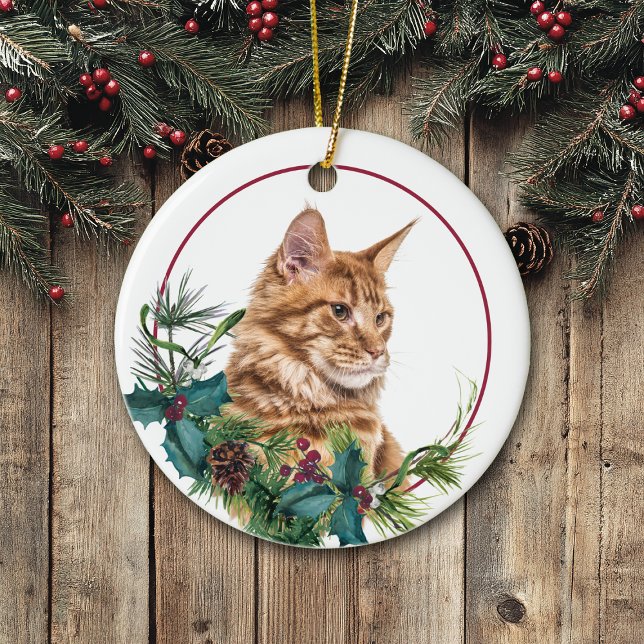 Ginger Maine Coon Cat Evergreen Berry Wreath Keramik Ornament (Von Creator hochgeladen)
