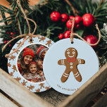 Gingerbread Man Blue Polka Dot Christmas Foto Keramik Ornament<br><div class="desc">Feiern Sie den Urlaub mit diesem bezaubernden Gingerbread Mann Blue Polka Dot Weihnachts-Foto Keramik Ornament. Mit einem niedlichen Lebkuchenmänndesign und einem individuell anpassbaren Foto auf der Rückseite, ist dieses Ornament ideal, um Ihrem Baum eine Touch festlichen Charmes hinzuzufügen. Personalisieren Sie es mit Ihrem Familiennamen und Ihrem Lieblings-Foto, um einen Sake...</div>