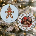 Gingerbread Man Blue Polka Dot Christmas Foto Keramik Ornament<br><div class="desc">Feiern Sie den Urlaub mit diesem bezaubernden Gingerbread Mann Blue Polka Dot Weihnachts-Foto Keramik Ornament. Mit einem niedlichen Lebkuchenmänndesign und einem individuell anpassbaren Foto auf der Rückseite, ist dieses Ornament ideal, um Ihrem Baum eine Touch festlichen Charmes hinzuzufügen. Personalisieren Sie es mit Ihrem Familiennamen und Ihrem Lieblings-Foto, um einen Sake...</div>