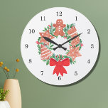 Gingerbread Man Christmas Große Wanduhr<br><div class="desc">Diese bezaubernde Wanduhr ist mit einer Aquarellfarbe eines Weihnachtskranzes geschmückt,  der mit Lebkuchengebäck und saisonalem Laub geschmückt ist. Original Wasserfarbe © Michele Davies.</div>