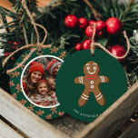 Gingerbread Man Green Polka Dot Christmas Foto Keramik Ornament<br><div class="desc">Feiern Sie den Urlaub mit diesem bezaubernden Gingerbread Mann Green Polka Dot Weihnachten Foto Keramik Ornament. Mit einem niedlichen Lebkuchenmänndesign und einem individuell anpassbaren Foto auf der Rückseite, ist dieses Ornament ideal, um Ihrem Baum eine Touch festlichen Charmes hinzuzufügen. Personalisieren Sie es mit Ihrem Familiennamen und Ihrem Lieblings-Foto, um einen...</div>
