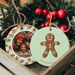 Gingerbread Man Mint Polka Dot Christmas Foto Keramik Ornament<br><div class="desc">Feiern Sie den Urlaub mit diesem bezaubernden Gingerbread Mann Mint Green Polka Dot Weihnachten Foto Keramik Ornament. Mit einem niedlichen Lebkuchenmänndesign und einem individuell anpassbaren Foto auf der Rückseite, ist dieses Ornament ideal, um Ihrem Baum eine Touch festlichen Charmes hinzuzufügen. Personalisieren Sie es mit Ihrem Familiennamen und Ihrem Lieblings-Foto, um...</div>
