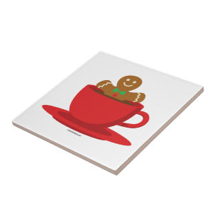 Gingerbread-Mann entspannt sich in einer roten Tas Fliese