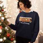 Gingerbread RV Klasse C Camper Weihnachten Grafik Sweatshirt<br><div class="desc">Sie können die "Frohe Weihnachten"-Nachricht verlassen oder den Text auf diesem Sweatshirt mit Ihrem eigenen Slogan angepasst. Die weiße Schrift erscheint unterhalb einer Abbildung eines Lebkuchenbrotes RV. Dieser festliche Kekscamper ist mit weißem Eis und roter und grüner Bonbons dekoriert.</div>