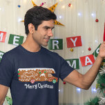 Gingerbread RV Klasse C Camper Weihnachten Grafik T-Shirt<br><div class="desc">Sie können die "Frohe Weihnachten"-Nachricht verlassen oder den Text auf diesem T - Shirt mit Ihrem eigenen Slogan angepasst. Die weiße Schrift erscheint unterhalb einer Abbildung eines Lebkuchenbrotes RV. Dieser festliche Kekscamper ist mit weißem Eis und roter und grüner Bonbons dekoriert.</div>