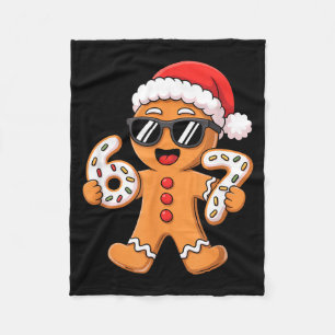 Gingerbread-Weihnachtsmann mit Sonnenbrille hält 6 Fleecedecke