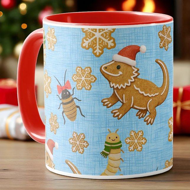 Gingerbrei Barted Dragon Weihnachten Tasse (Quirky Christmas mug with gingerbread bearded dragons, festive insects, and snowflakes on blue.)