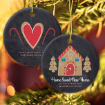 Gingerbrett Neue Zuhause Holiday Chalkboard Custom Keramik Ornament<br><div class="desc">"Zuhause Sweet New Zuhause". Hier ist eine wunderbare Art, Ihre 1. Weihnachtsfeier in Ihrer neuen Zuhause mit diesem bezaubernden, skurrilen, schlichten, modernen, individuelle Name Weihnachtsschmuck zu feiern. Ein niedliches Lebkuchenhaus, Keksbäume und spielerische Schriftzeichen überlagern einen dunkelkohlegrauen Kalkbrettboden. Personalisieren Sie Ihre Namen und das Jahr. Ein süßes Herz, Bonbons und Ihre...</div>