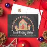 Gingerbrot House Cookie Sweet Wishs Chalkboard Feiertagspostkarte<br><div class="desc">"Süße Urlaubswünsche". Ein niedliches, skurriles Lebkuchenhaus, Lebkuchenmädchen und Junge, Stars, Herzen und Bonbons, zusammen mit spielerischer Schriftzeichen-Typografie, überlagern einen dunkelkohlegrauen Chalkboard-Hintergrund und helfen Ihnen, die Urlaubssaison zu beginnen. Ein süßer Kekskranz und Ihre individuelle Note ist auf der Rückseite. Feiern Sie mit Familie und Freunden, während Sie die Wärme und Freude...</div>