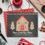 Gingerbrot Wir haben die Chalkboard-Karte verschob<br><div class="desc">"Zuhause Sweet New Zuhause". Hier ist ein wunderbarer Weg, um allen Freunden und Bekannten lassen, dass Sie in Ihrer neuen Zuhause sind mit dieser bezaubernden, skurrilen, schlichten, modernen, individuelle Name-Budget bewegenden Ankündigungskarte. Ein niedliches Lebkuchenhaus, Keksbäume und spielerische Schriftzeichen überlagern einen dunkelkohlegrauen Kalkbrettboden. Personalisieren Sie mit Ihrem Namen und Ihrer neuen...</div>