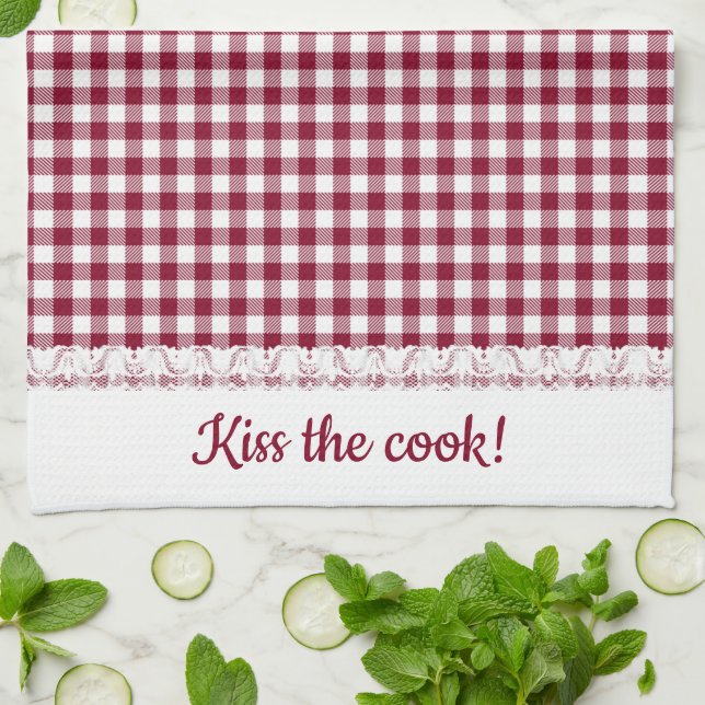 Gingham Lace und Name in Burgund Rot Geschirrtuch (Gefaltet)