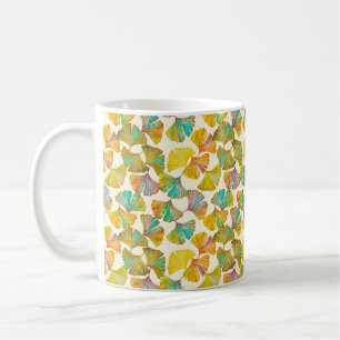 Gingko verlasse auf dem Boden nahtlos Muster. Wate Kaffeetasse