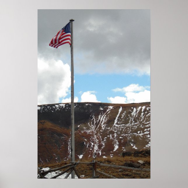 Gipfel des Berges mit Flag Foto Naturschaum Poster (Vorne)