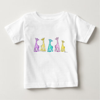 Girafes en pastel de bébé dans un T-shirt de bébé