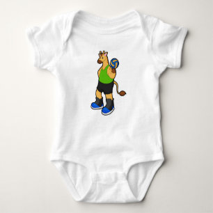 Giraffe als Volleyballspieler mit Volleyball Baby Strampler