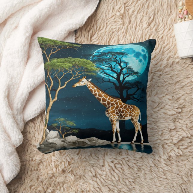 Giraffe am See Unter einer Mondnacht Kissen (Decke)