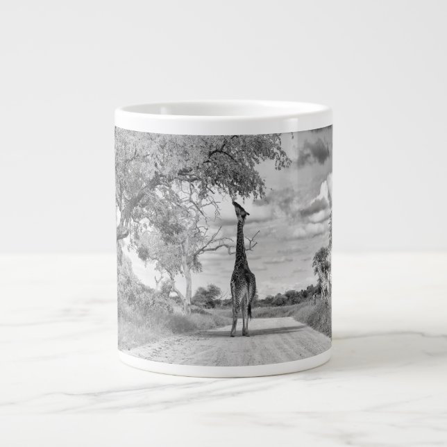 Giraffe auf der Straße Jumbo-Tasse (Vorderseite)