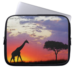 Giraffe bei Sonnenaufgang silhouettiert, Giraffa Laptopschutzhülle