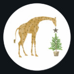 Giraffe Christmas Tree Star Runder Aufkleber<br><div class="desc">Illustration einer Giraffe,  die einen Weihnachtsbaum mit einem Stern schneidet.</div>