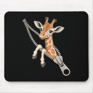 Giraffe, die aus einem Zipper hervorgeht Mousepad