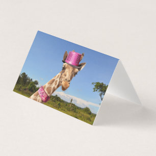 Giraffe en casquette rose étincelant