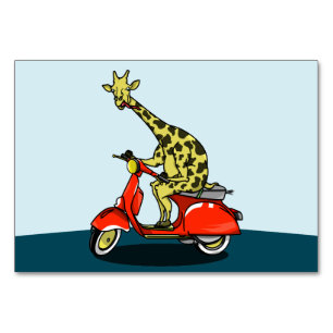 Giraffe fährt auf einem roten Roller Tischnummer