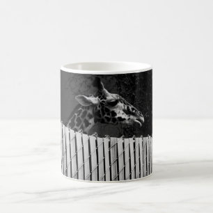 Giraffe hinter Zaun-Schwarz-Weiß-Fotografie Kaffeetasse