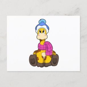 Giraffe im Winter mit Schal und Hut Postkarte