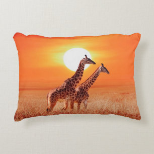 Giraffe in der afrikanischen Savanne gegen den Bac Dekokissen