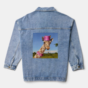 Giraffe in einem funkelnd rosa Hut Jeansjacke