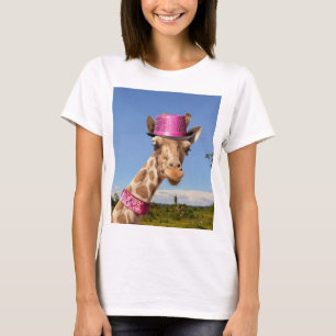 Giraffe in einem glänzenden rosa Hut T-Shirt